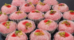 Read more about the article स्ट्रॉबेरी मलाई लड्डू बनाने की विधि (Strawberry Malai Laddu Recipe In Hindi)